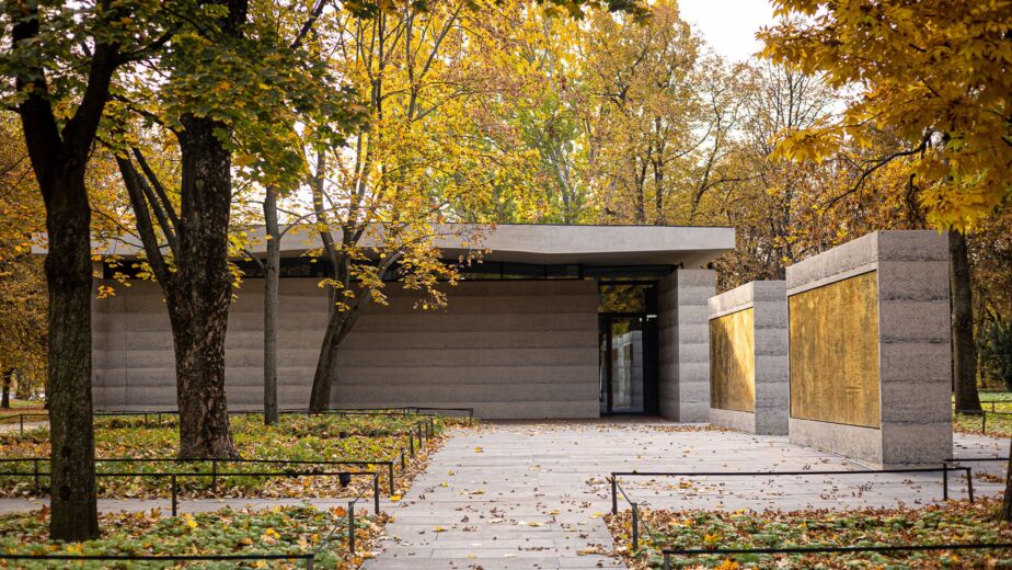 Izba Pamięci przy Cmentarzu Powstańców Warszawy na Woli w Warszawie